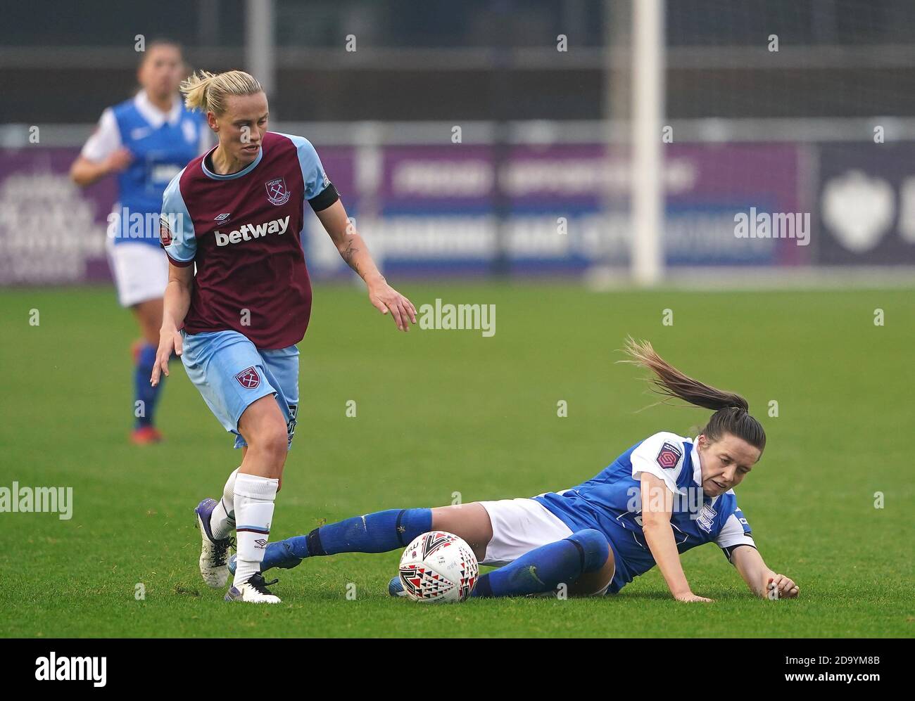 Harriet Scott (rechts) von Birmingham City und Emily van Egmond von West Ham United kämpfen während des FA Women's Super League-Spiels im SportNation.bet Stadium, Solihull, um den Ball. Stockfoto