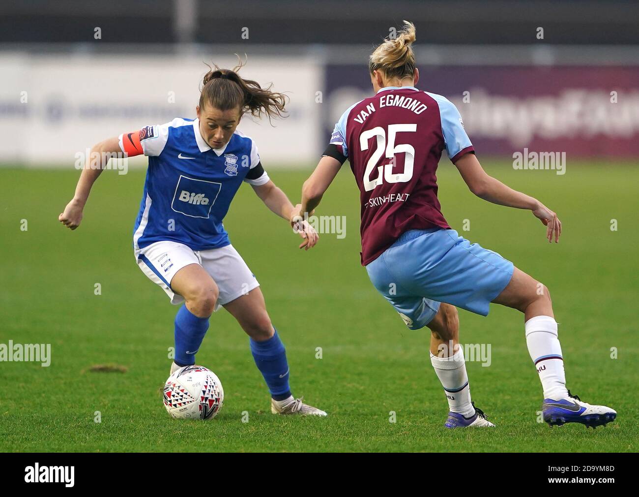 Christie Murray von Birmingham City (links) und Emily van Egmond von West Ham United kämpfen während des FA Women's Super League-Spiels im SportNation.bet Stadium, Solihull, um den Ball. Stockfoto