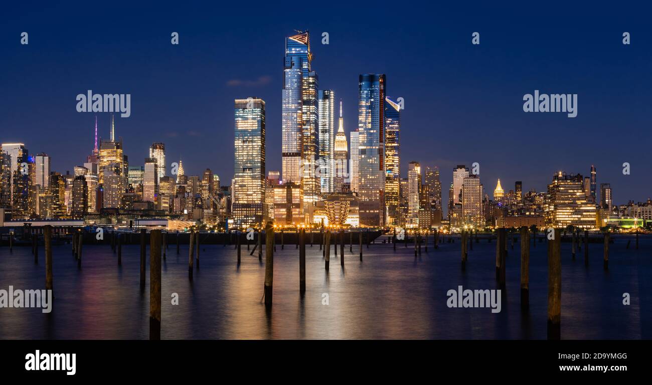 New York City Abendpanorama von Manhattan Midtown West Skyline mit beleuchteten Hudson Yards Wolkenkratzer vom Hudson River. NYC, USA Stockfoto