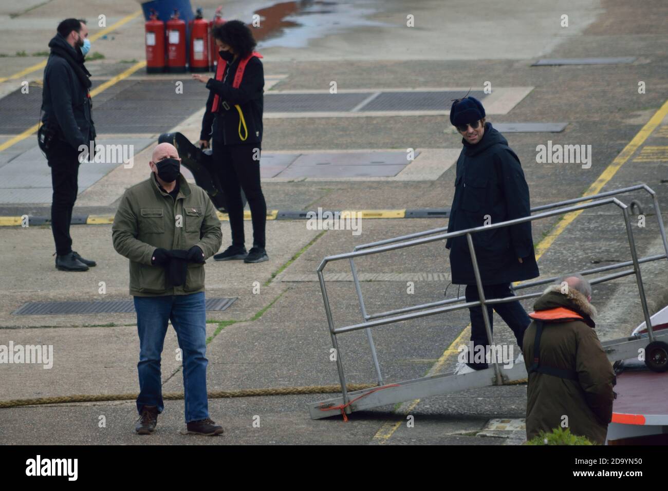 Liam Gallagher sah die Vorbereitung für die Dreharbeiten auf einem Lastkahn Die Themse in London Stockfoto