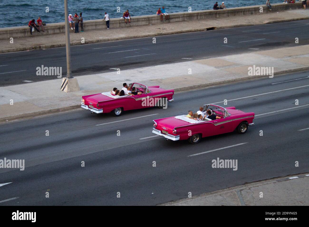 Zwei ähnliche Oldtimer, die vom Macedon mitfahren, vom Hotel Nacional, Havanna, Kuba Stockfoto