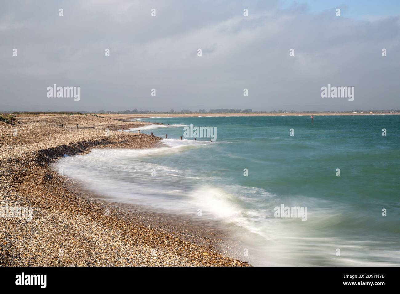 Der Strand von Pagham von Selsey aus gesehen in Richtung Pagham Hafeneinfahrt Stockfoto