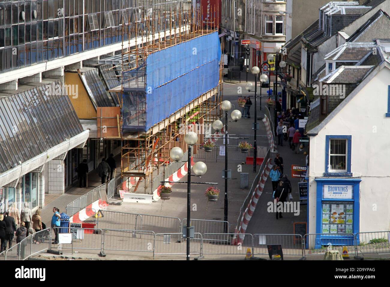 Irvine , Ayrshire, Schottland, Großbritannien. Blick auf die Renovierung des Bridgegate-Bereichs innen und außen. Irvine war eine der ersten neuen Städte Schottlands. In dem zu entwickelnden Gebiet befinden sich Büros des North Ayrshire Council mit Einzelhandelsgeschäften unten Stockfoto