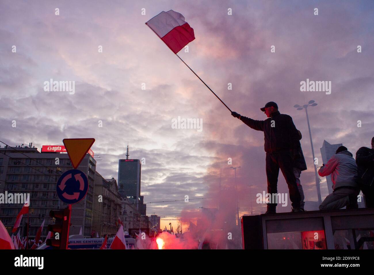 Warschau, Polen - 11. November 2019: Polen Unabhängigkeitstag, Demonstration in Warschau, Menschen marschieren mit nationalen polnischen Fahnen Stockfoto