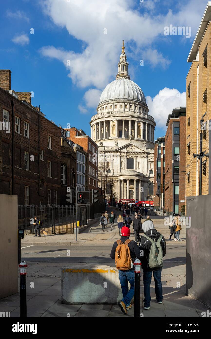 Blick auf die St. Pauls Kathedrale von der Queen Victoria Street Stockfoto