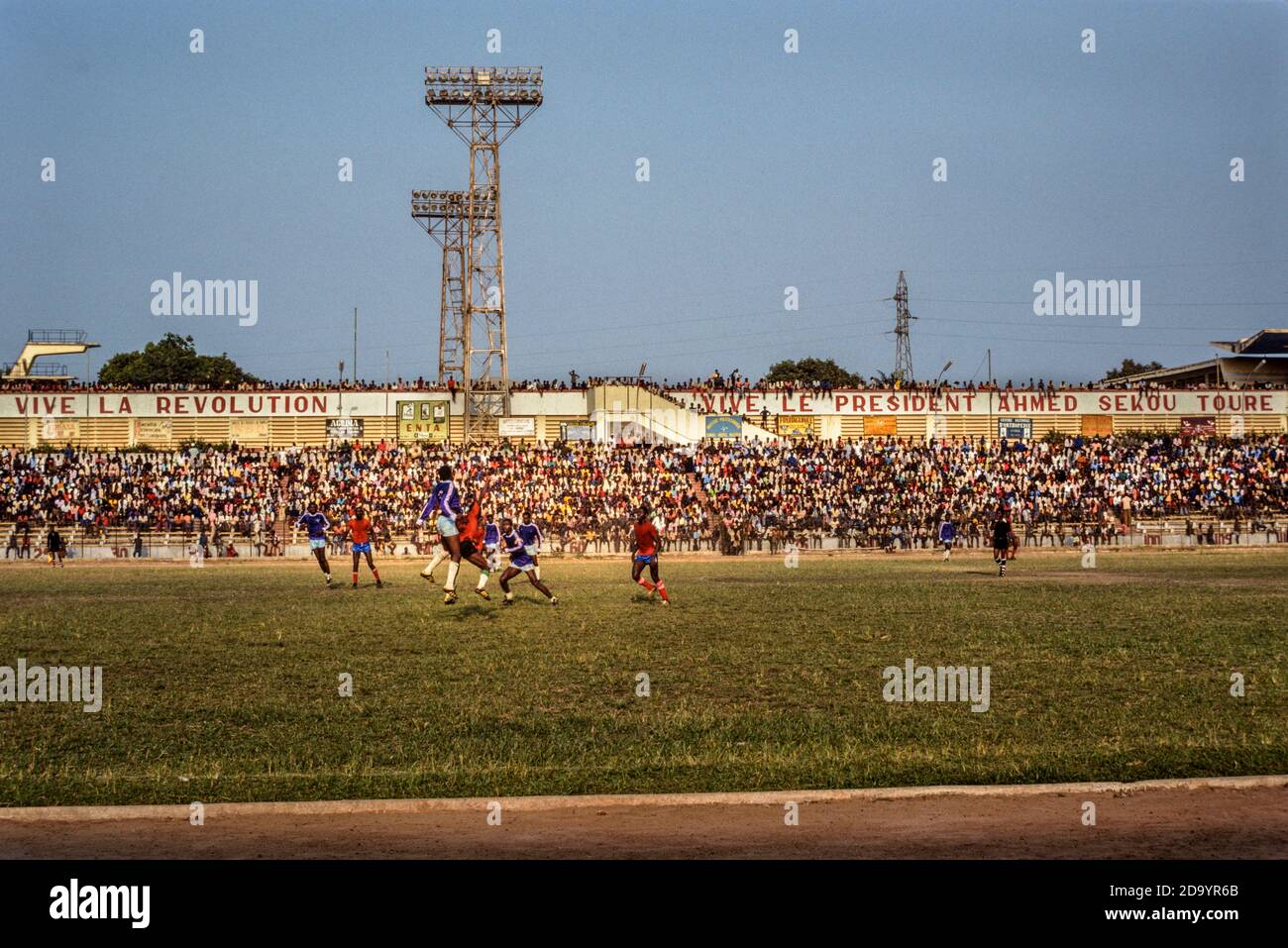 Das Nationalstadion Conakry mit politischen Parolen Vive La Revolution Guinea 1979 Stockfoto
