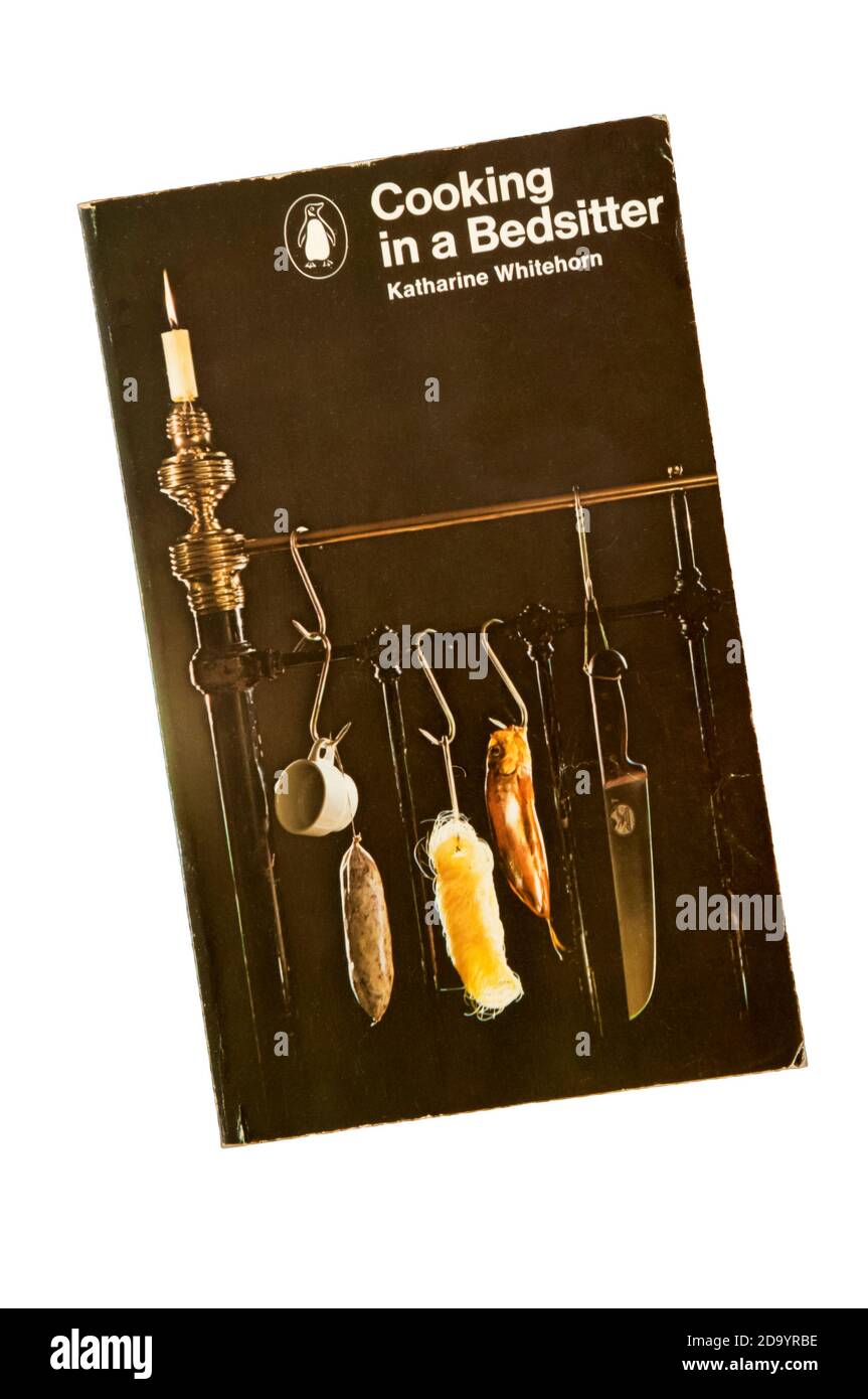 Ein Taschenbuch von Cooking in a Bedsitter von Katharine Whitehorn. Erstveröffentlichung 1961. Stockfoto