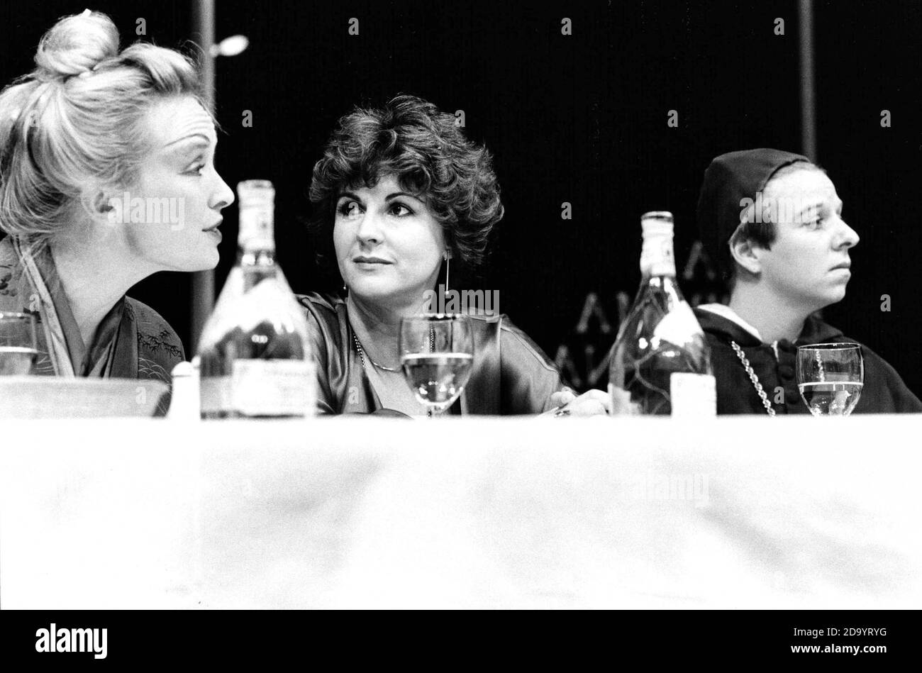 l-r: Lindsay Duncan (Lady Nijo), Gwen Taylor (Marlene), Selina Cadell (Pope Joan) in TOP-GIRLS von Caryl Churchill im Royal Court Theatre, London SW1 01/09/1982 Bühnenbild: Peter Hartwell Kostüme: PAM Tait Beleuchtung: Robin Myerscough-Walker Regie: Max Stafford-Clark Stockfoto