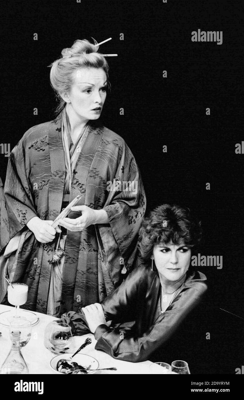 l-r: Lindsay Duncan (Lady Nijo), Gwen Taylor (Marlene) in TOP GIRLS von Caryl Churchill im Royal Court Theatre, London SW1 01/09/1982 Bühnenbild: Peter Hartwell Kostüme: PAM Tait Beleuchtung: Robin Myerscough-Walker Regie: Max Stafford-Clark Stockfoto