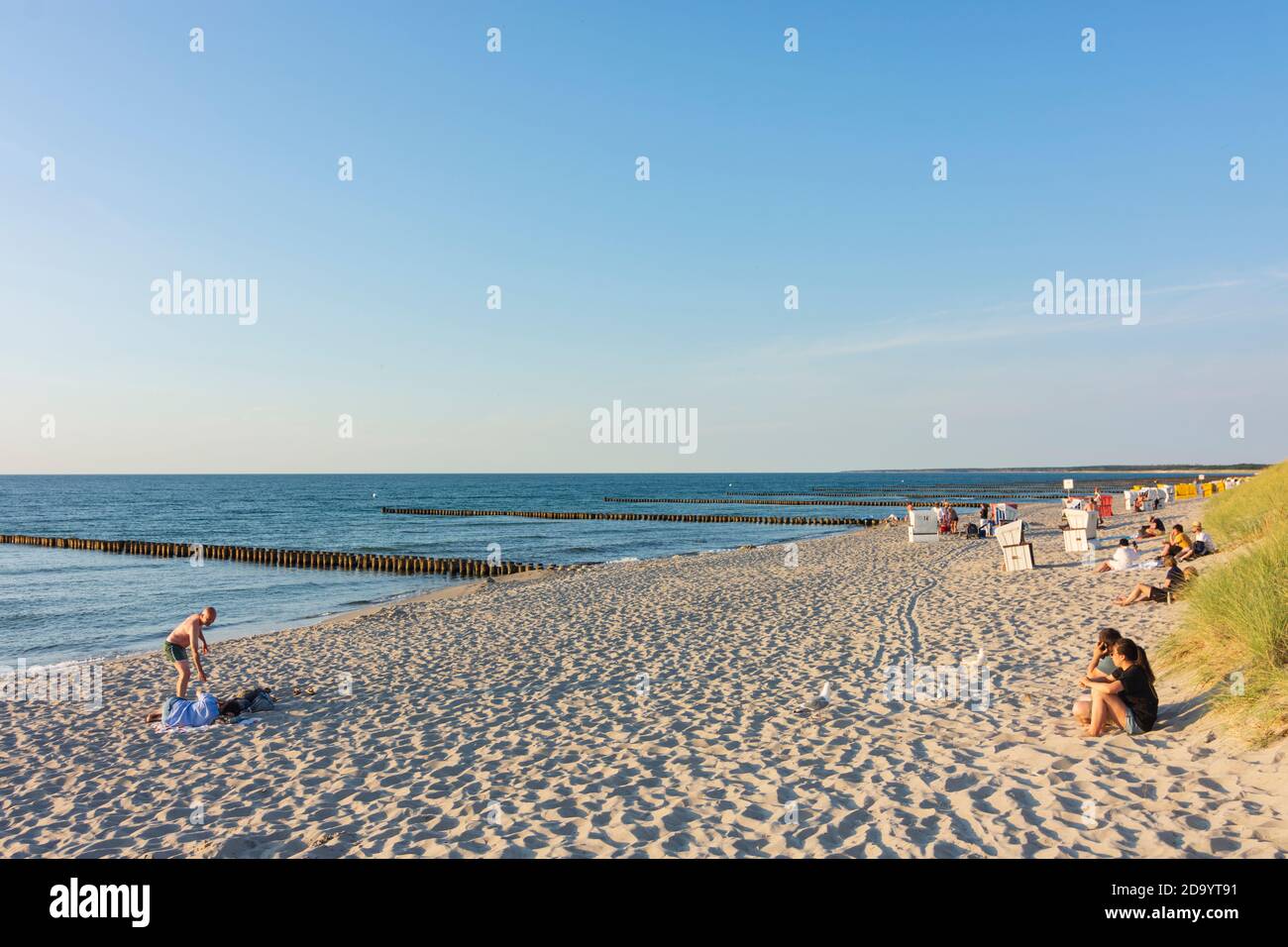 Ahrenshoop: Strand, Badegewässer, Wellenbrecher, Ostsee, Halbinsel Fischland, Mecklenburg-Vorpommern, Deutschland Stockfoto