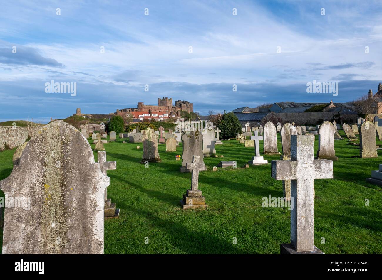 Bamburgh Castle von St. Aidens Church Yard, Bamburgh, Northumberland, Großbritannien Stockfoto