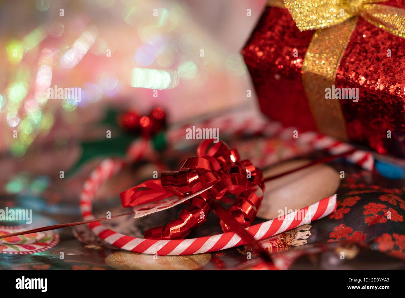 Handgefertigte Weihnachtsgeschenke mit rotem und goldenem Band dekoriert. Hintergrund für weihnachten Thema. Stockfoto