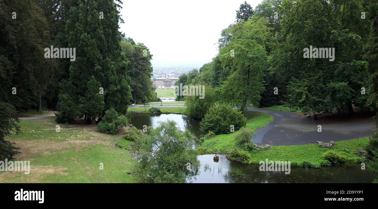 Deutschland landschaftlich schöner Blick auf einen Teich mit grünem Gras und Bäume in kempen Stockfoto