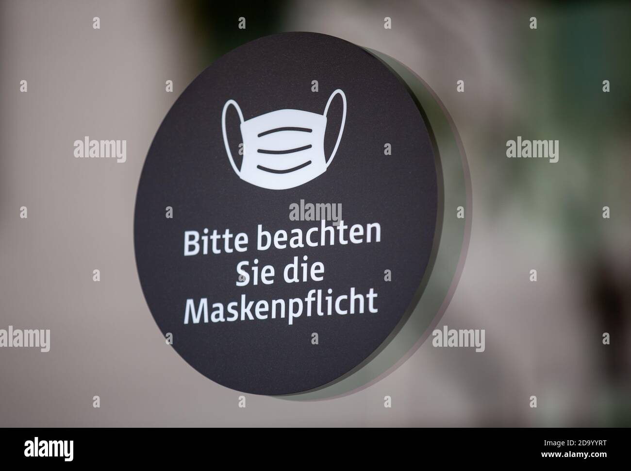 Infosign in einer deutschen Stadt mit deutschem Text. Bitte beachten Sie die Maskenpflicht. Bitte beachten Sie die Maskenanforderung. Stockfoto