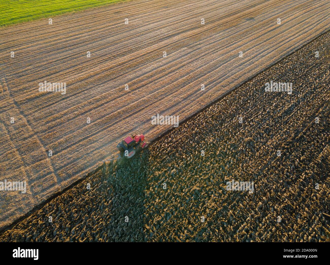 Luftaufnahme von Landwirt arbeiten in Traktor Vorbereitung Land für Aussaat Stockfoto