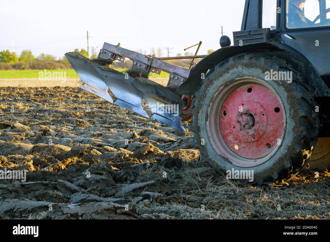 Arbeiten in einem Feld gepflügt Felder Traktor in Boden auf offener Landschaft Natur. Stockfoto