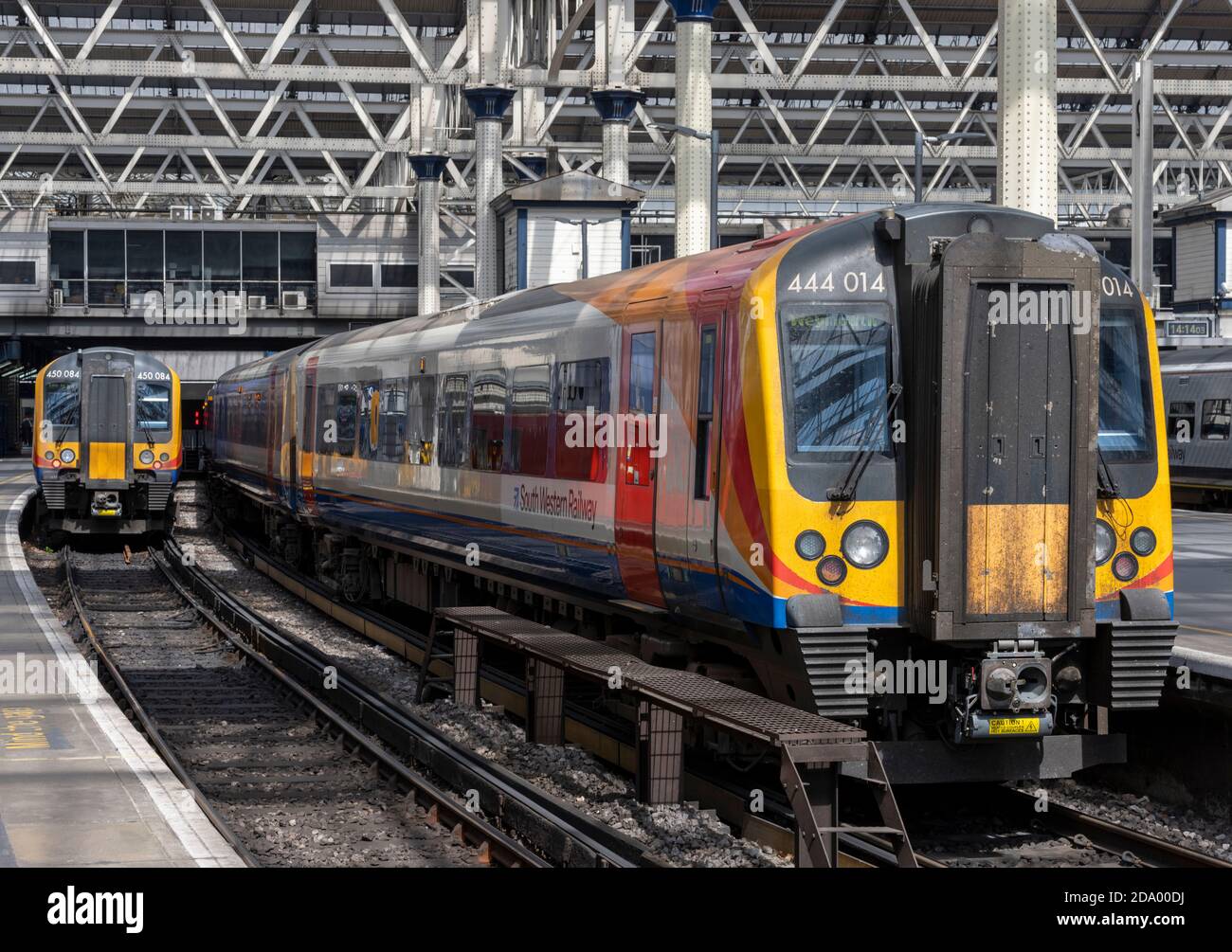 British Rail Klasse 444 Desiro elektrische Mehreinheiten-Personenzüge der South Western Railway am Bahnhof Waterloo, Waterloo, London, England, Großbritannien Stockfoto