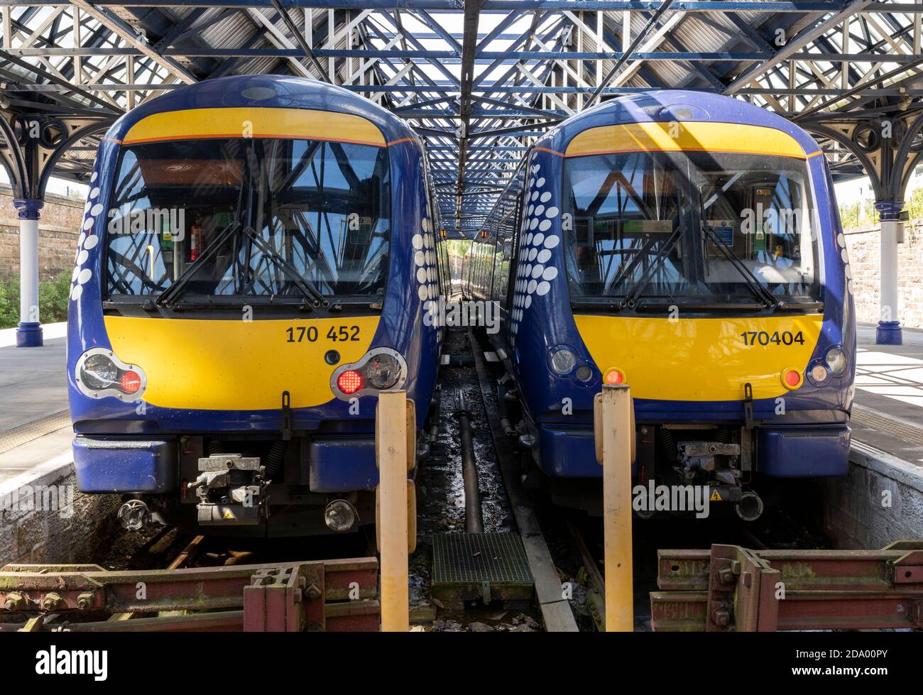Zwei Turbostar-Dieselzüge der British Rail-Klasse 170 von Abellio ScotRail im Hauptbahnhof Glasgow, Glasgow, Schottland, Großbritannien. Stockfoto