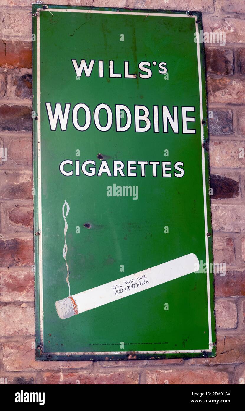 Eine alte Metallwerbung für will's Woodbine Cigarettes. Stockfoto