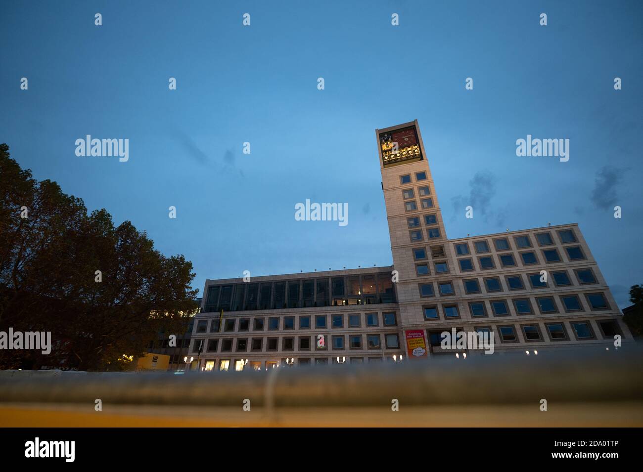 Stuttgart, Deutschland. November 2020. Das Rathaus (l) wird am Tag der Wahl eines neuen Oberbürgermeisters in Stuttgart zur blauen Stunde beleuchtet. Am 29. November wird eine mögliche Abwahl stattfinden. Quelle: Sebastian Gollnow/dpa/Alamy Live News Stockfoto