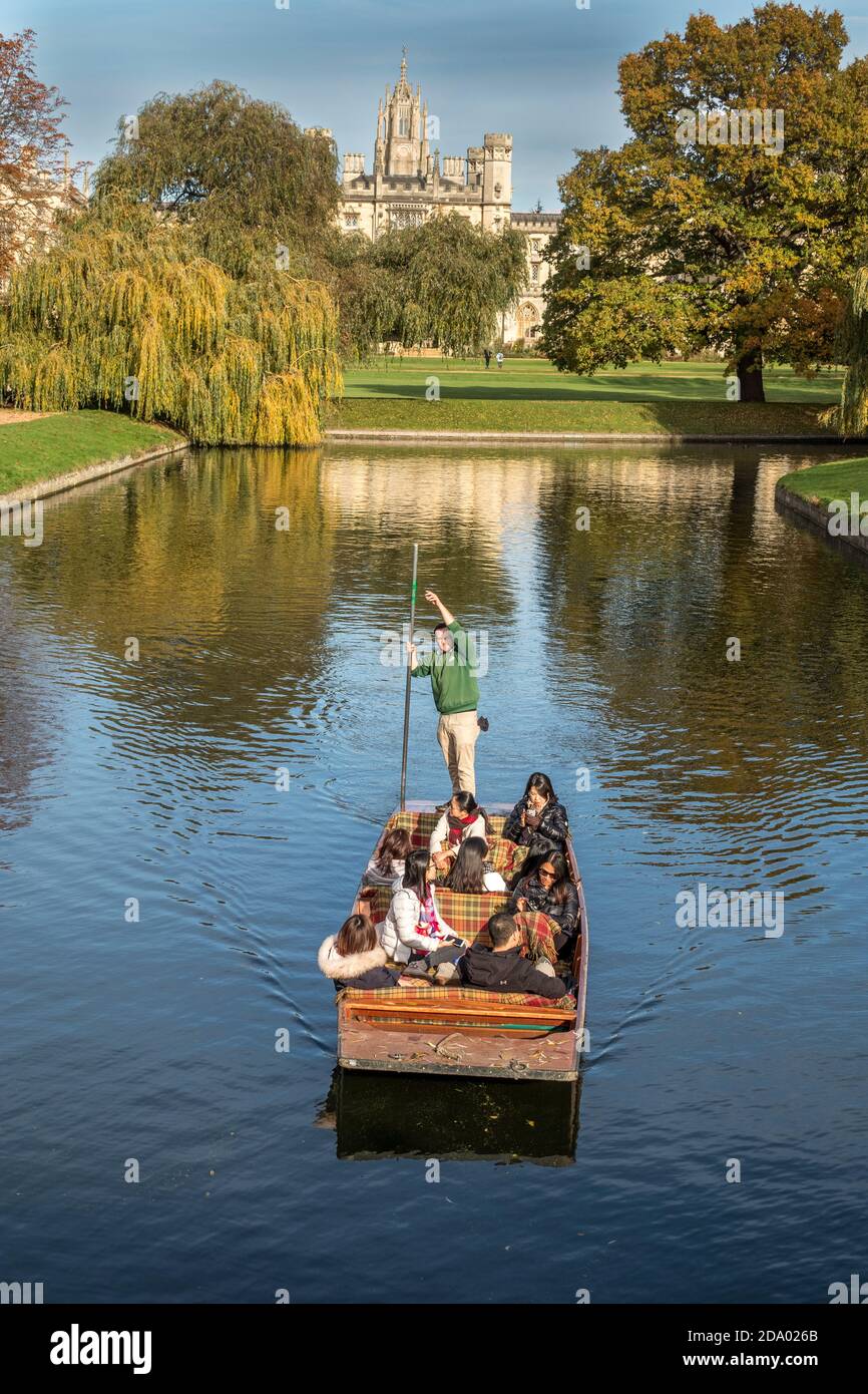 Auf dem River Cam in Cambridge in Richtung punting serenely St Johns College University of Cambridge England Stockfoto