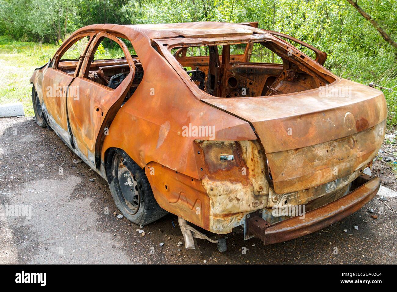 Rückansicht eines verbrannten rostigen Pkw in einem Sommer Tag Stockfoto