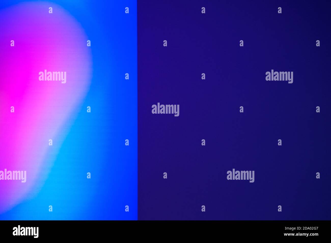 Abstrakter Hintergrund mit halbrosa Herzform auf blauer Farbe und violetter leerer Seite. Unscharfer Hintergrund, Kopierbereich Stockfoto