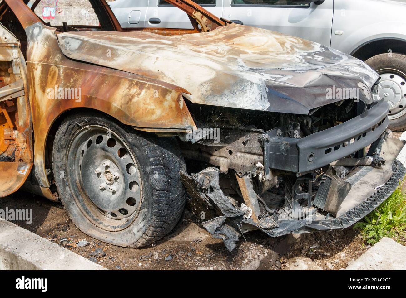 Die Haube des verbrannten rostigen Personenwagens auf dem Sommer Tag Stockfoto