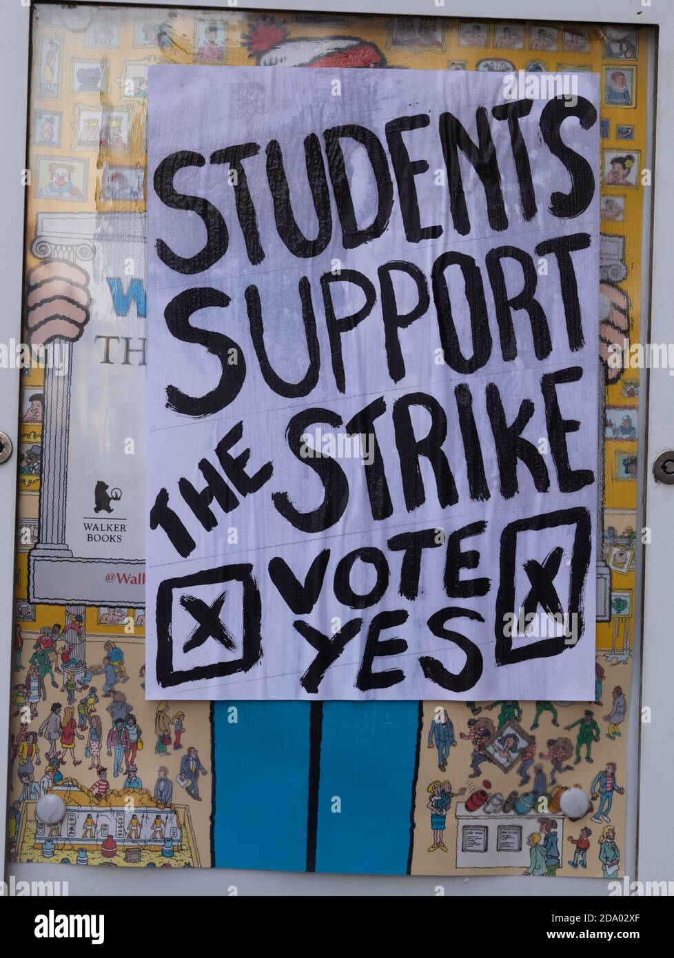 Plakat, auf dem die Unterstützung des Streiks mit Ja zum Votum dargestellt wird Stockfoto