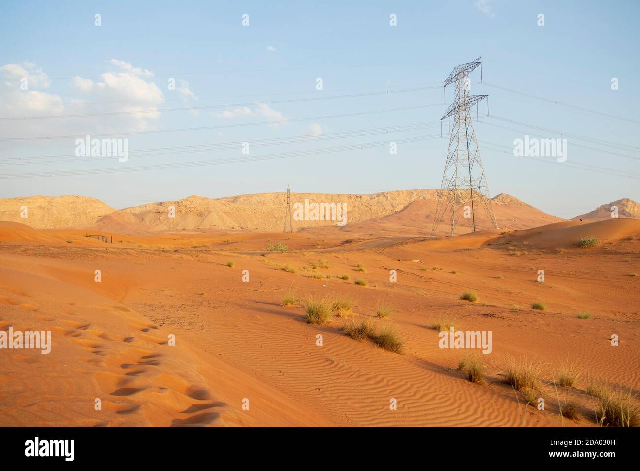 Mast in der Wüste. Einige Berge im Hintergrund. Im Freien Stockfoto