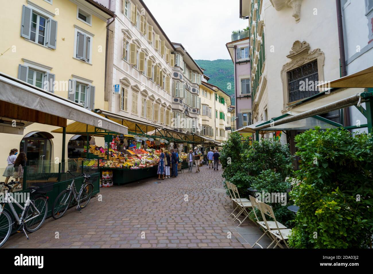 Bozen oder Bozen, Trentino Südtirol, Italien: Alte Straße mit Markt und Menschen Stockfoto