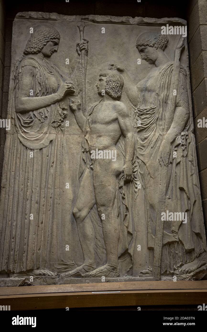 Ein Abguss eines Reliefs datiert ungefähr 440 BC gefunden bei Eleusis in 1859. Mit der Göttin der Erde und Fruchtbarkeit Demeter auf der linken Seite, zeigt Mais zu Tripolemos Stockfoto