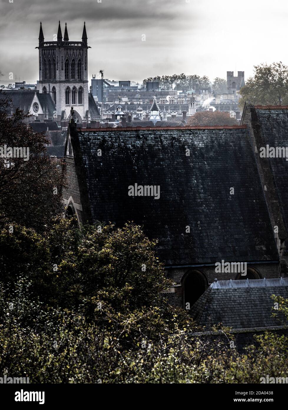 Moody Blick über die Dächer von Cambridge zeigt Universitätsgebäude Aufgenommen von Castle Hill Cambridge England Stockfoto