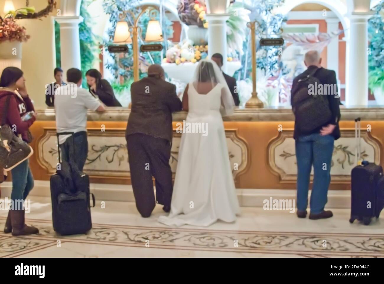 Braut und Bräutigam checken in ein Las Vegas Hotel ein Stockfoto