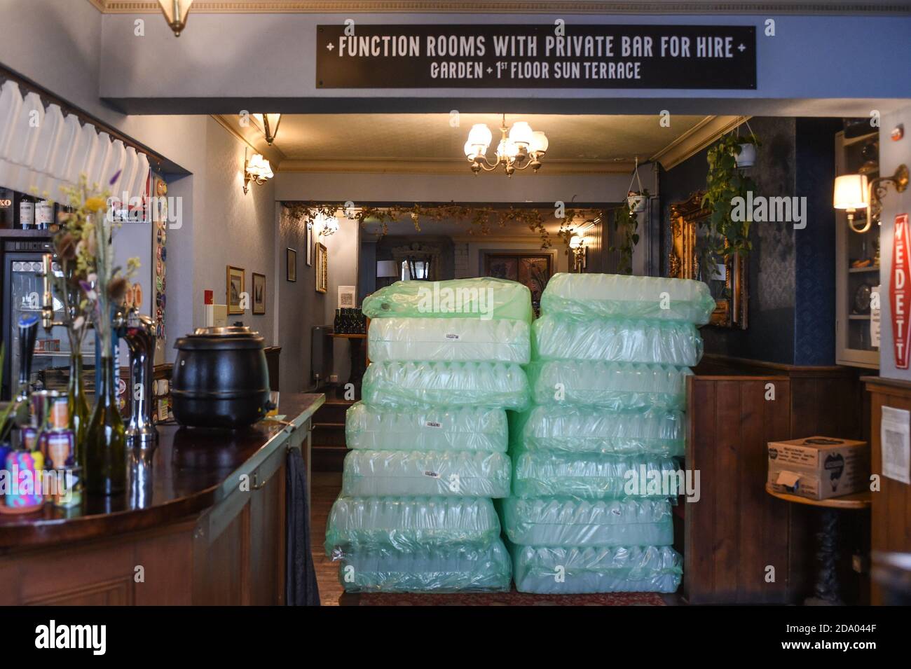 Brighton, Großbritannien. November 2020. Plastikflaschen zum Befüllen mit  Bier vom Fass, da der örtliche Brighton Pub 'Haus on the Hill' während der  zweiten UK-Sperre von Covid-19 für den Take-away-Service geöffnet bleibt.  Plastikflaschen