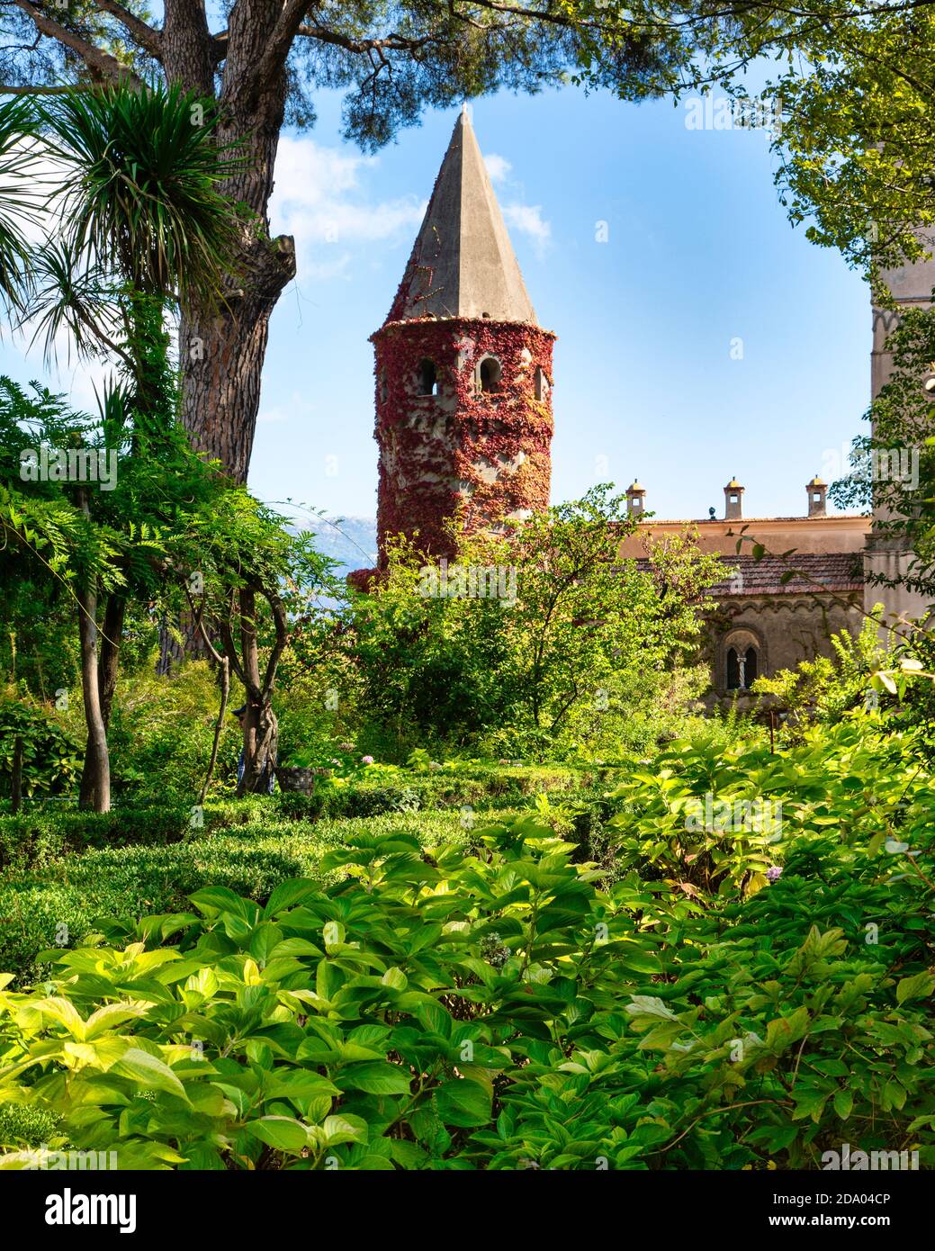 Der mit Weinreben bedeckte Turm in der Villa Cimbrone in Ravello, Kampanien, Italien. Stockfoto