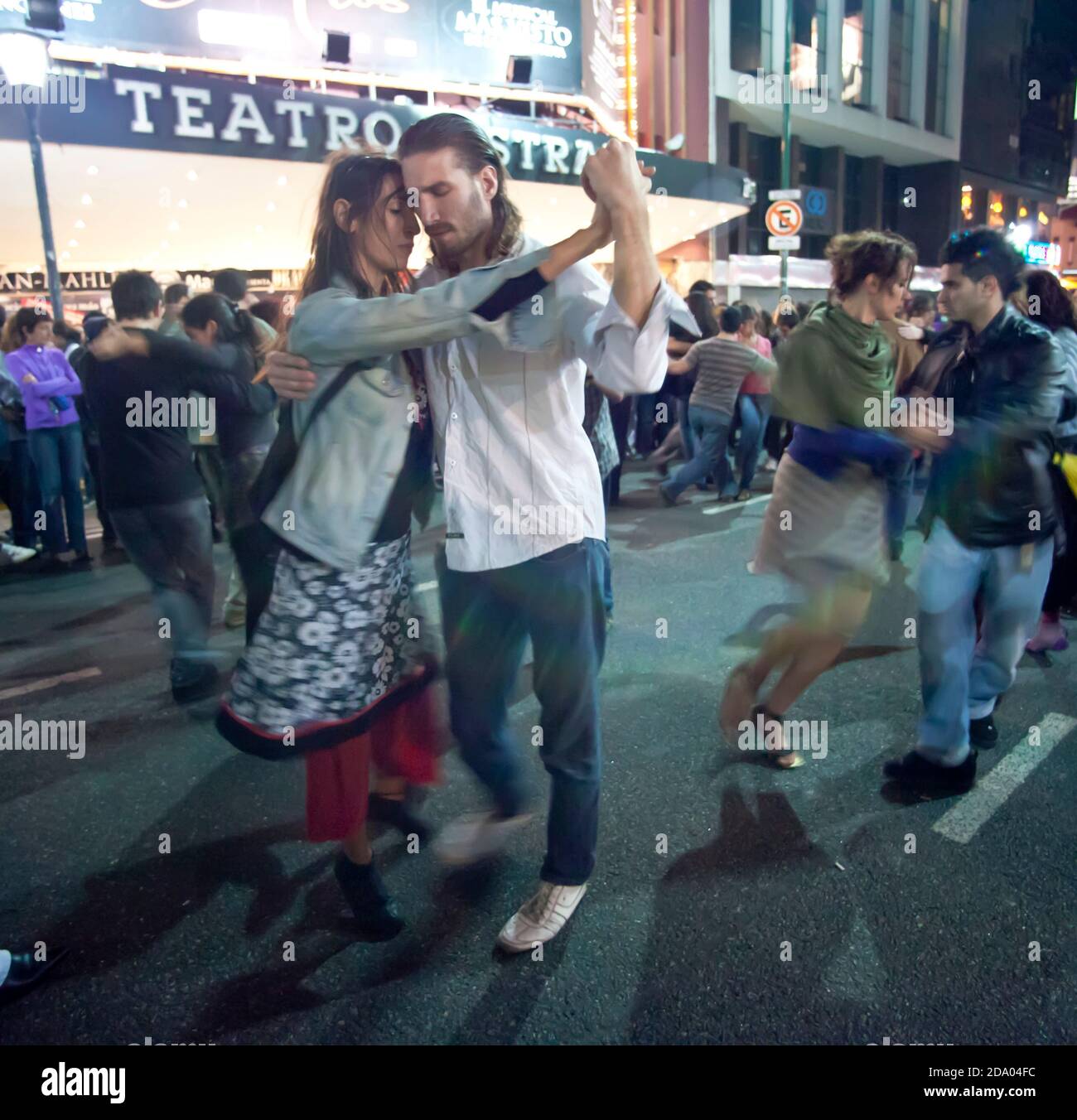 Paare tanzen Milongas auf der Straße in Buenos Aires, Argentinien Stockfoto
