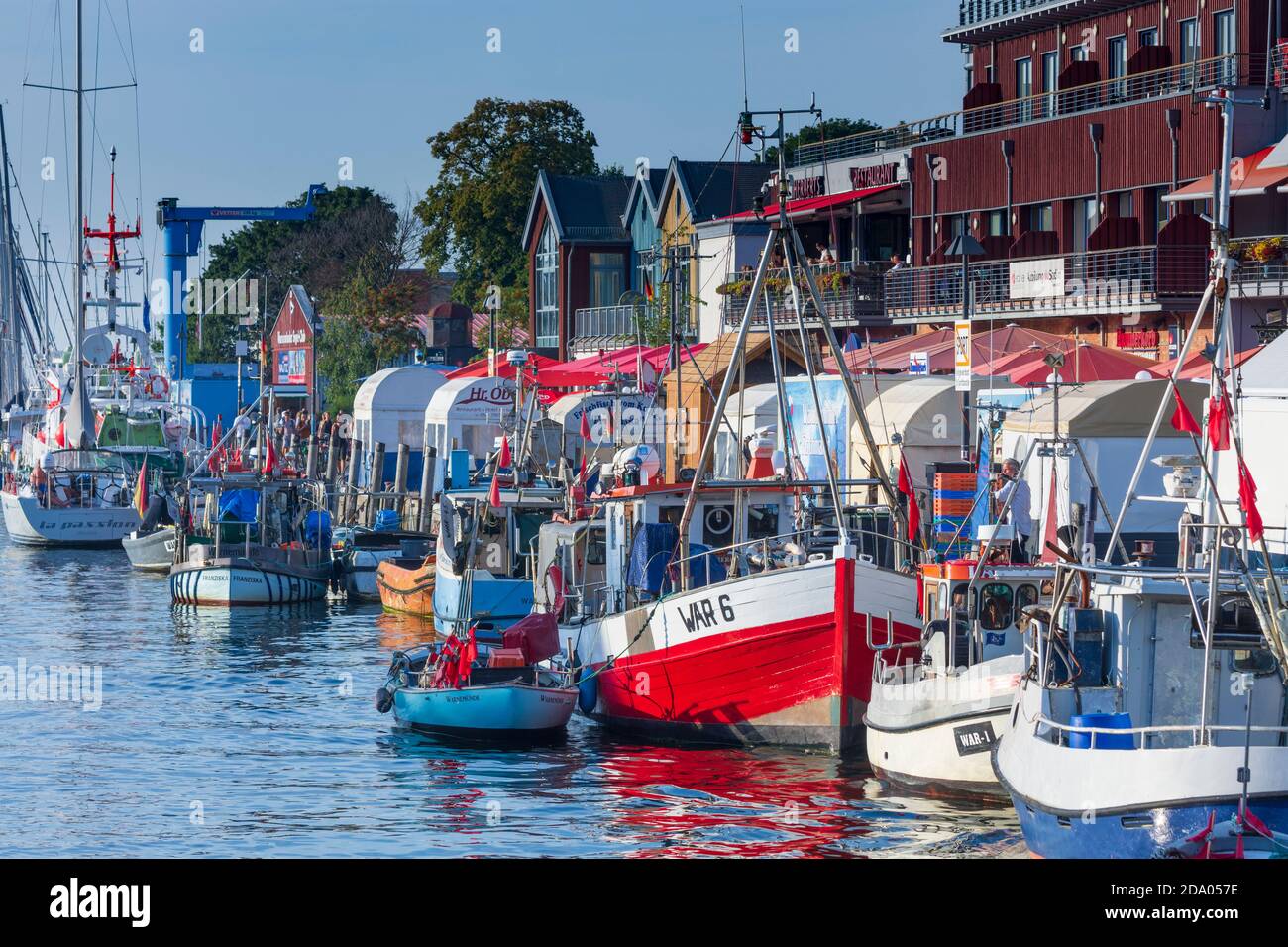Rostock: Fischereihafen Alter Strom, Fischerboote, Fischfangstände, Bezirk Warnemünde, Ostsee, Mecklenburg-Vorpommern, Deutschland Stockfoto