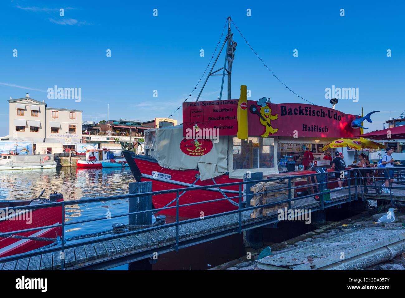 Rostock: Fischereihafen Alter Strom, Fischerboote, Fischfangstände, Bezirk Warnemünde, Ostsee, Mecklenburg-Vorpommern, Deutschland Stockfoto