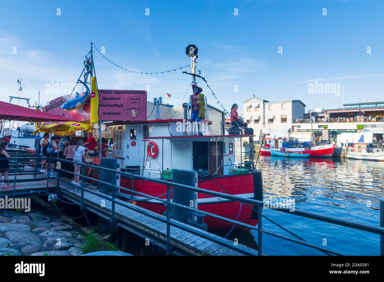 Rostock: Fischereihafen Alter Strom, Fischerboote, Fischfangstände, Bezirk Warnemünde, Ostsee, Mecklenburg-Vorpommern, Deutschland Stockfoto