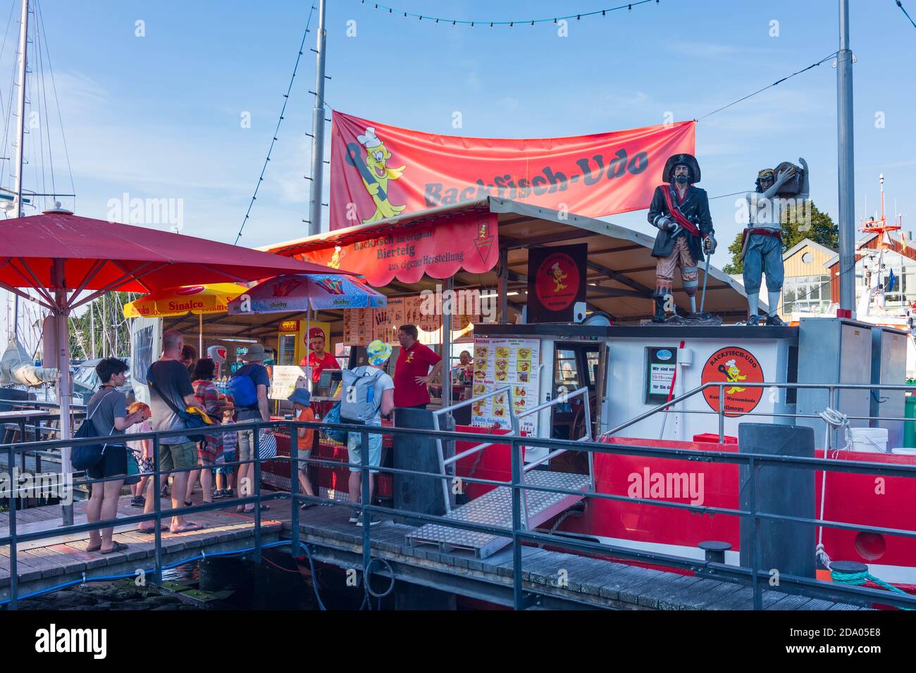 Rostock: Fischereihafen Alter Strom, Fischerboote, Fischfangstände, Bezirk Warnemünde, Ostsee, Mecklenburg-Vorpommern, Deutschland Stockfoto