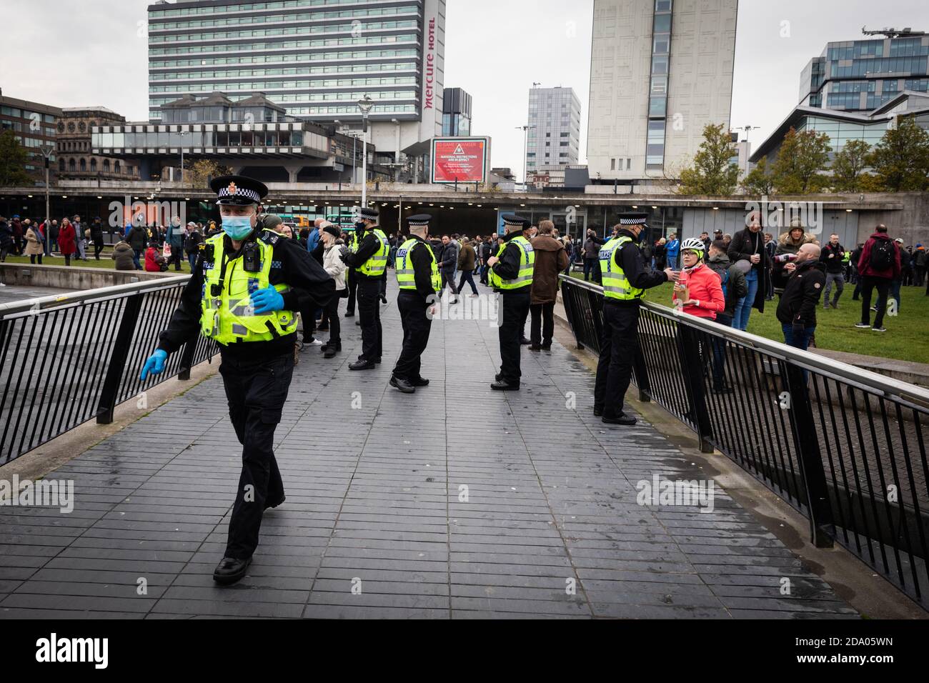 Manchester, Großbritannien. November 2020. Die Polizei kommt vor dem Anti-Lockdown-marsch in Piccadilly Gardens an. Kredit: Andy Barton/Alamy Live Nachrichten Stockfoto