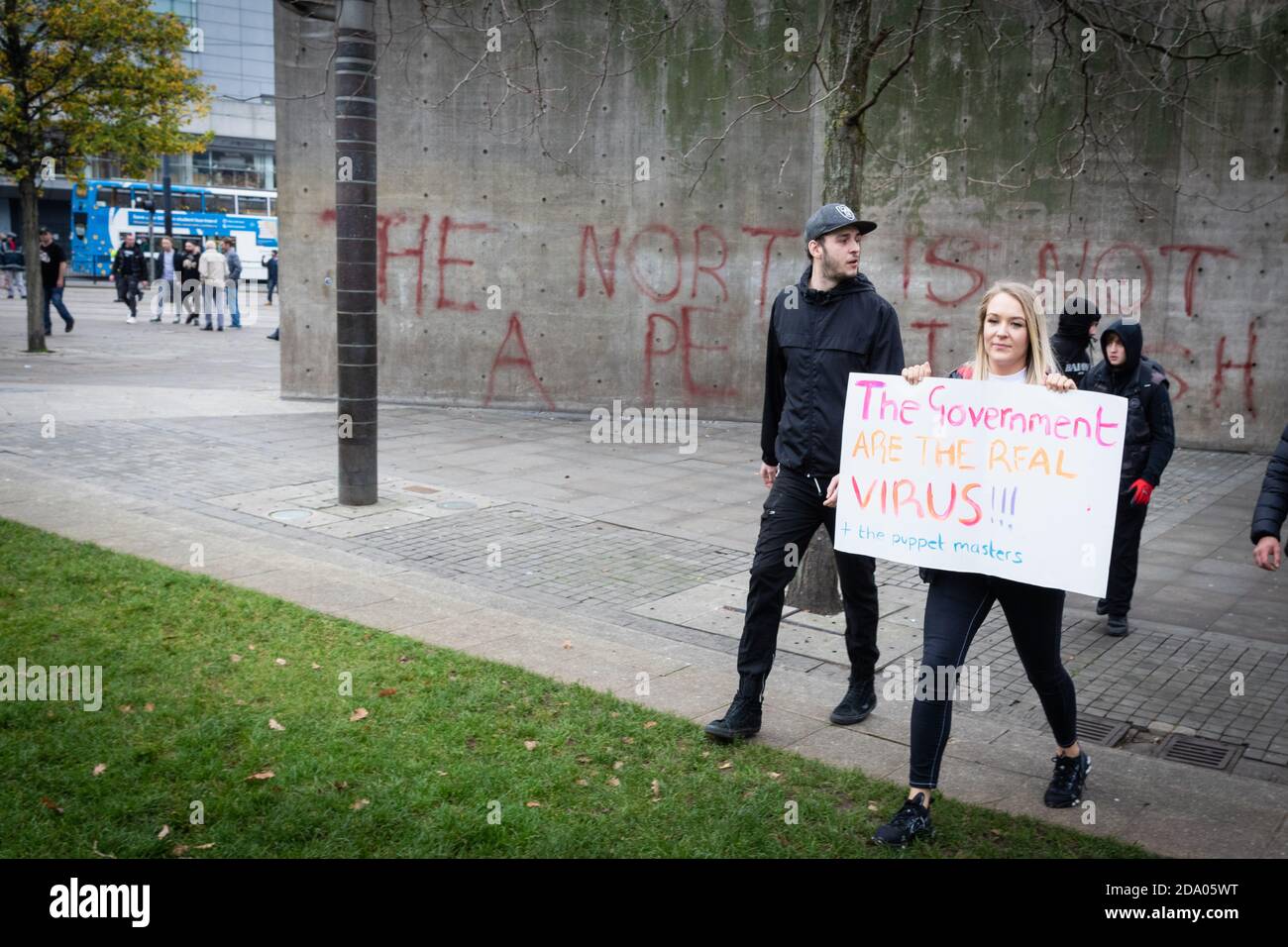 Manchester, Großbritannien. November 2020. Demonstranten marschieren während eines Anti-Lockdown-Protests durch die Stadt. Kredit: Andy Barton/Alamy Live Nachrichten Stockfoto