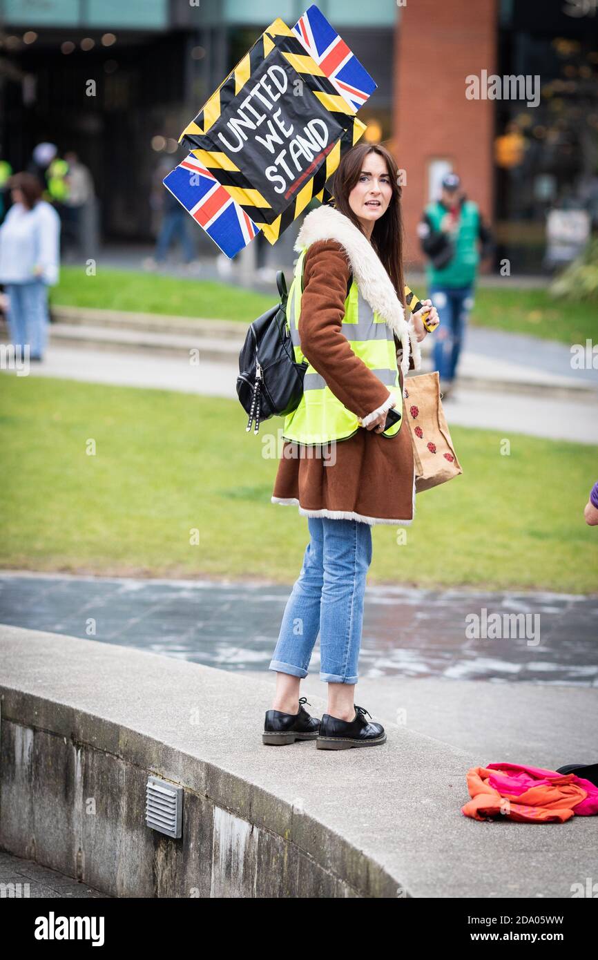 Manchester, Großbritannien. November 2020. Eine Frau mit Plakat kommt in Piccadilly Gardens an. Kredit: Andy Barton/Alamy Live Nachrichten Stockfoto