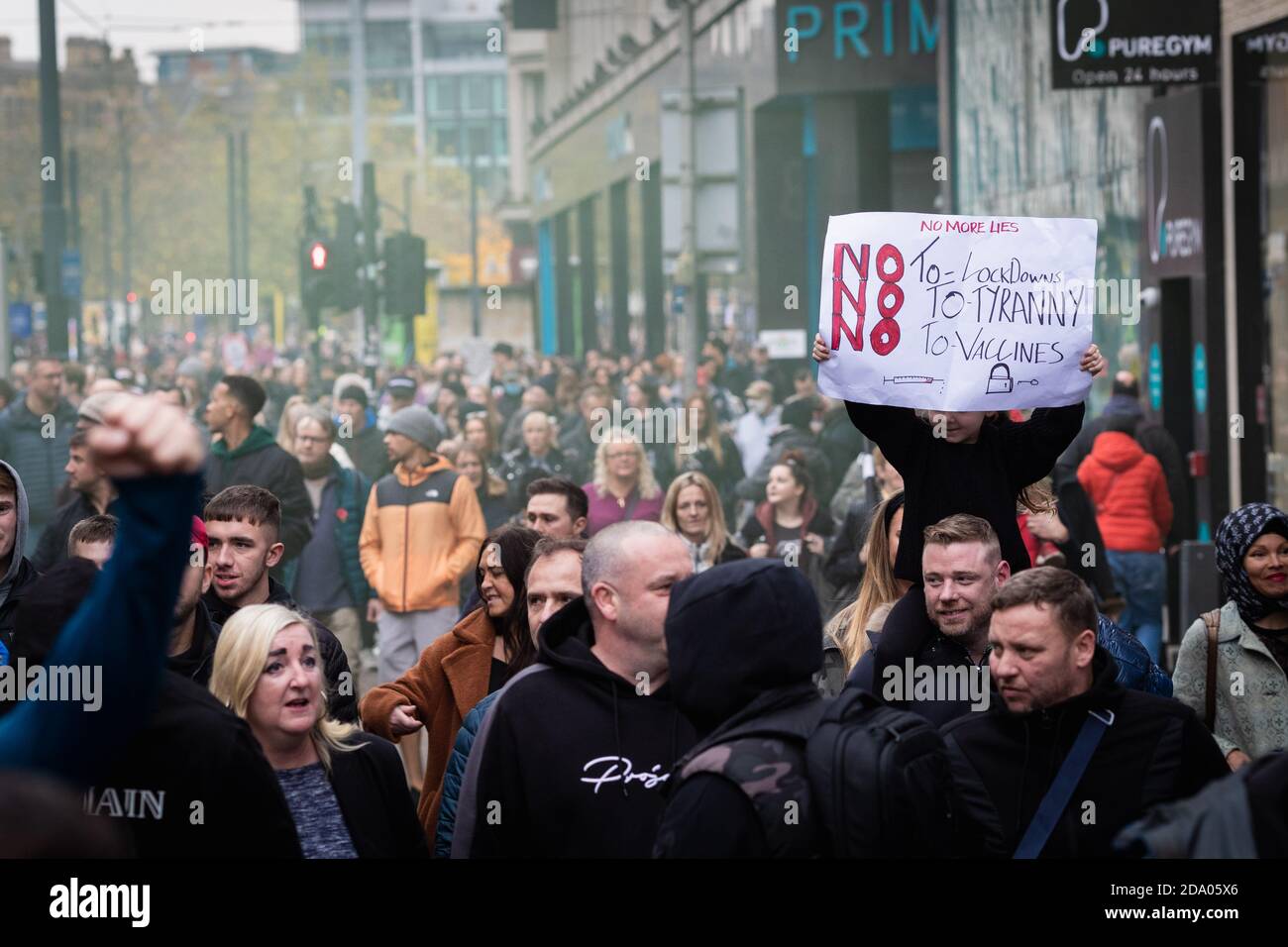 Manchester, Großbritannien. November 2020. Demonstranten marschieren während eines Anti-Lockdown-Protests durch die Stadt. Kredit: Andy Barton/Alamy Live Nachrichten Stockfoto