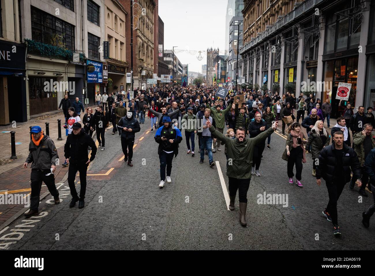 Manchester, Großbritannien. November 2020. Demonstranten marschieren während eines Anti-Lockdown-Protests durch die Stadt. Kredit: Andy Barton/Alamy Live Nachrichten Stockfoto
