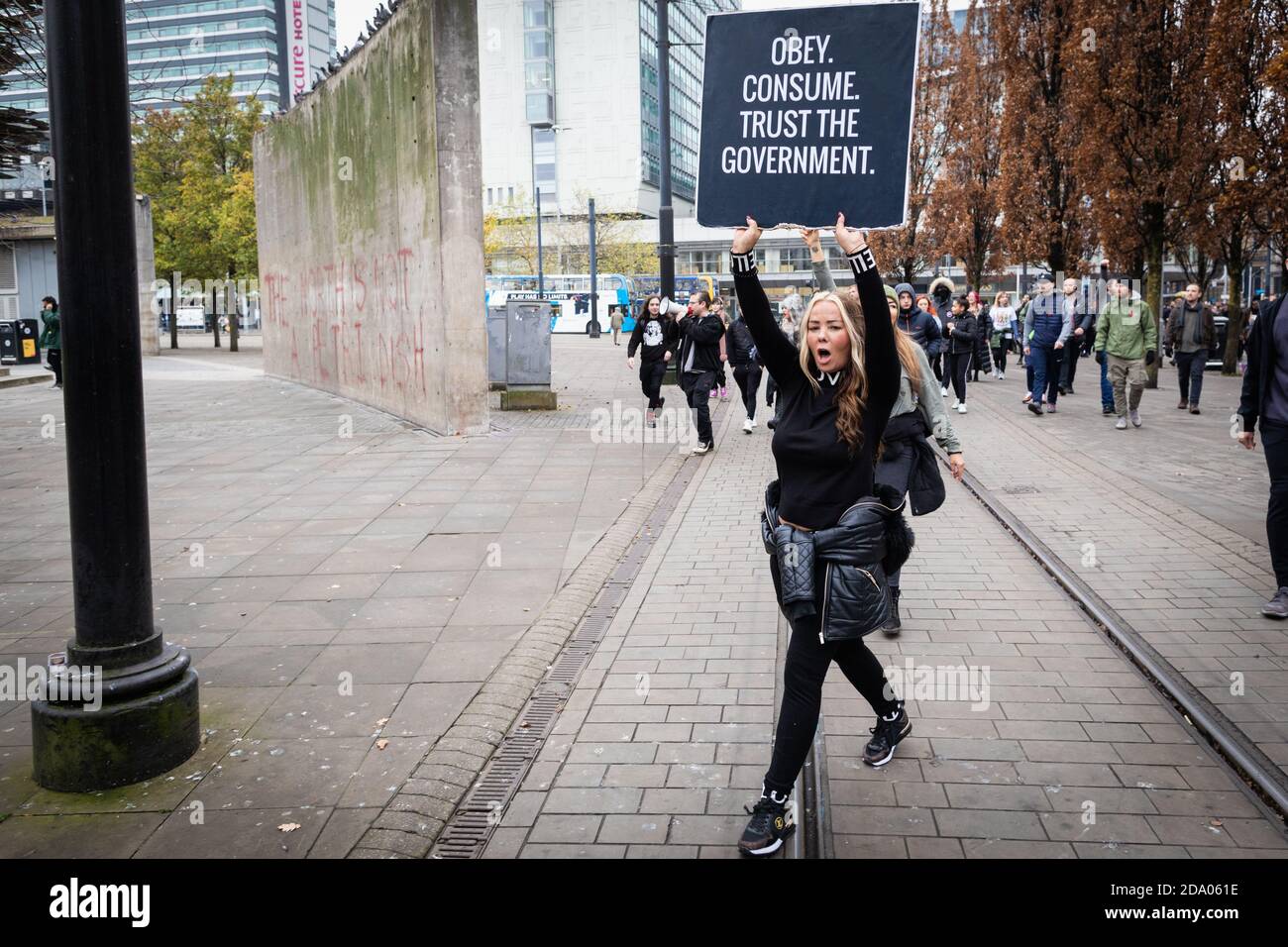 Manchester, Großbritannien. November 2020. Eine Frau mit Plakat kommt in Piccadilly Gardens an. Kredit: Andy Barton/Alamy Live Nachrichten Stockfoto