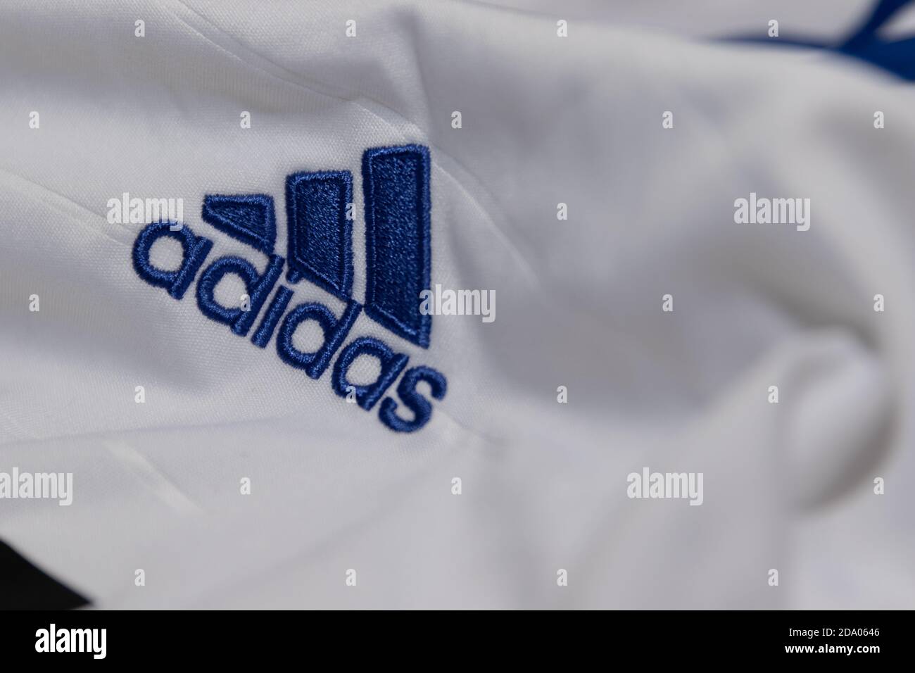 Blaues Adidas Mountain Logo auf einem weißen Fußballtrikot gestickt  Stockfotografie - Alamy