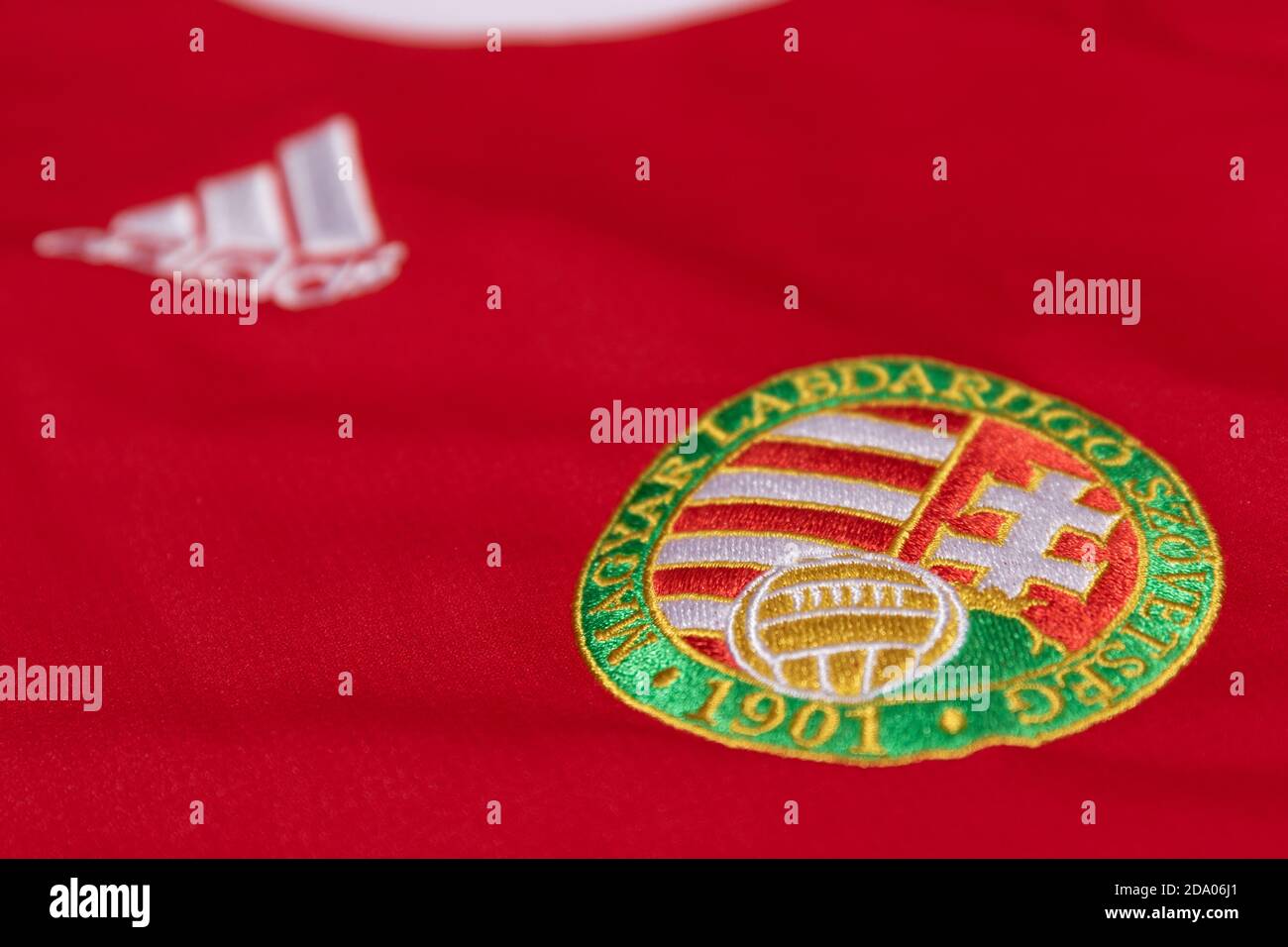 Logo der ungarischen Fußballnationalmannschaft auf der Vorderseite eines Rotes Adidas Fußballtrikot Stockfoto