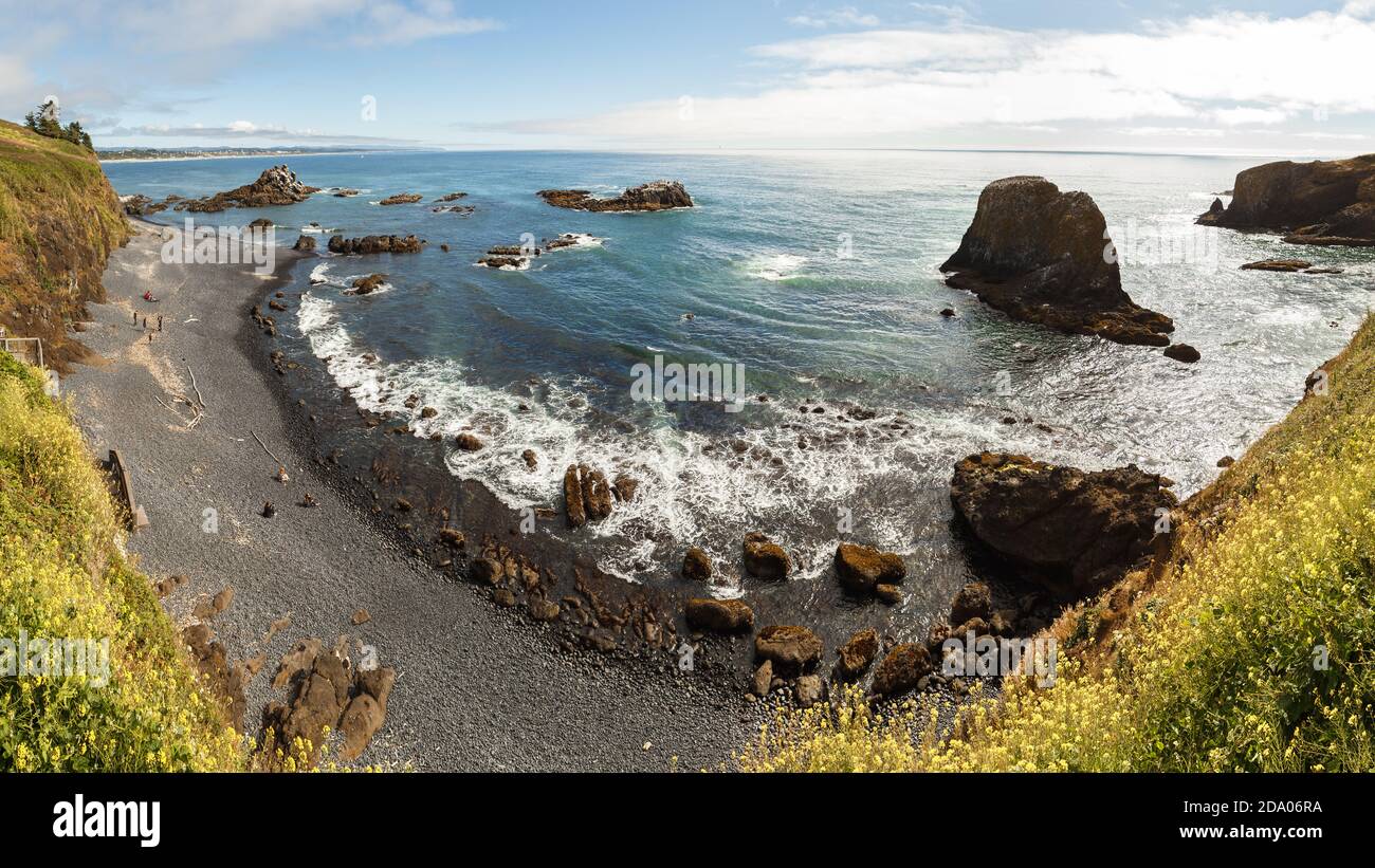 Hochwinkel-Panoramablick auf Cobble Beach unterhalb des Yaquina Head Leuchtturms in Newport, Oregon Stockfoto